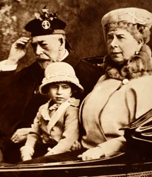 King George och Queen Mary kör till kyrkan med sitt barnbarn, prinsessan Margaret, 1930-talet